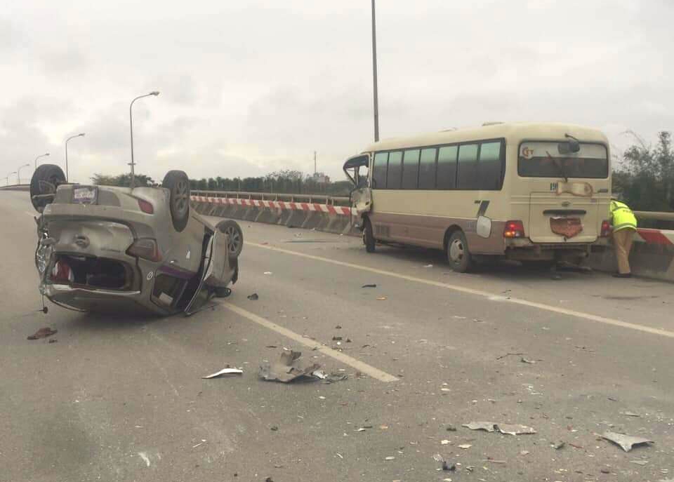 Hà Nội: Xe khách đâm taxi lật ngửa trên cầu vượt, 5 người bị thương - Ảnh 1