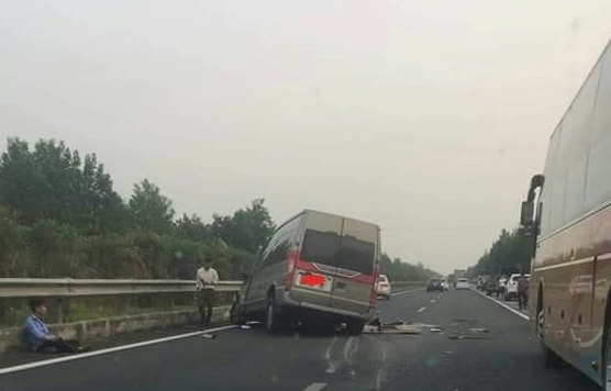 Ô tô bị đâm nát trên cao tốc Pháp Vân - Cầu Giẽ, 3 người thương vong - Ảnh 1