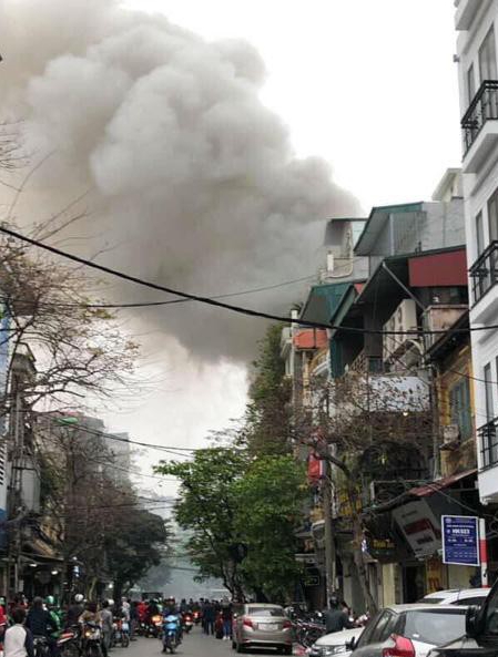 Hà Nội: Cháy lớn tại cửa hàng quần áo trên phố Bát Đàn - Ảnh 1