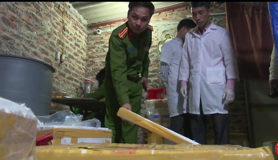 Hà Nội: Đột kích cơ sở kinh doanh thủy sản bơm tạp chất vào tôm - Ảnh 1