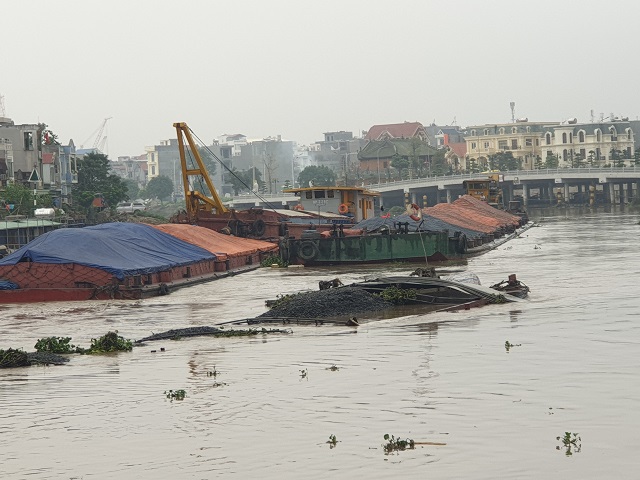 Hải Phòng: Chìm sà lan chở than gây ách tắc giao thông trên sông Tam Bạc - Ảnh 1