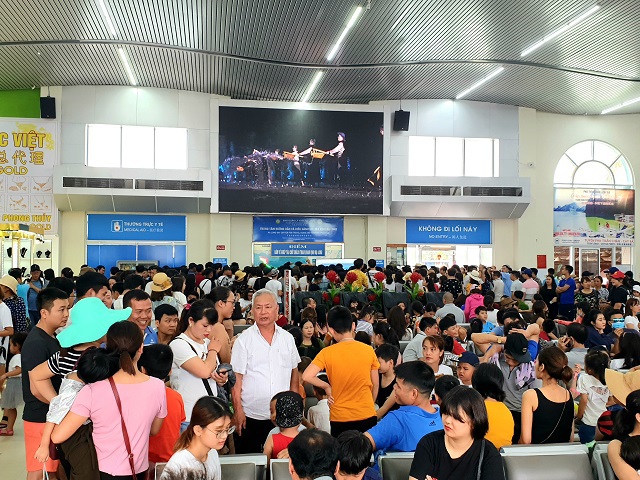Quảng Ninh: Nhiều du khách quay về vì không mua được vé tham quan vịnh Hạ Long - Ảnh 2