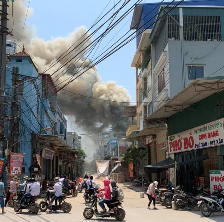 Hà Nội: Cháy dữ dội tại xưởng gỗ ở Hữu Bằng, Thạch Thất - Ảnh 1