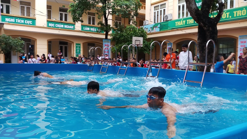 Quận Hai Bà Trưng: Đặt 6 bể bơi thông minh góp phần phổ cập bơi cho trẻ em - Ảnh 2