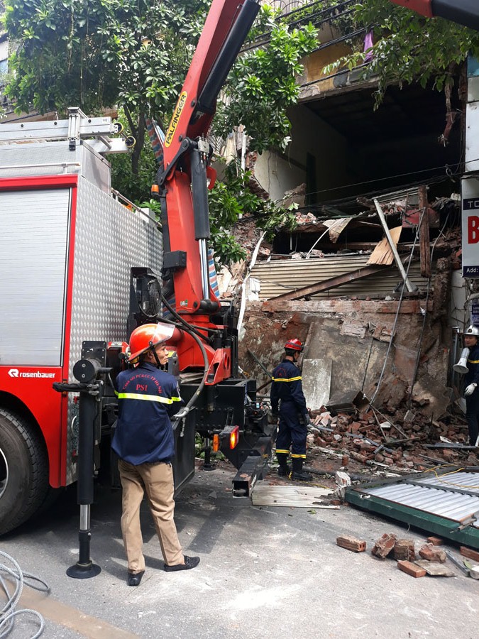 UBND quận Hoàn Kiếm thông tin chính thức vụ sập nhà 56 phố Hàng Bông - Ảnh 1