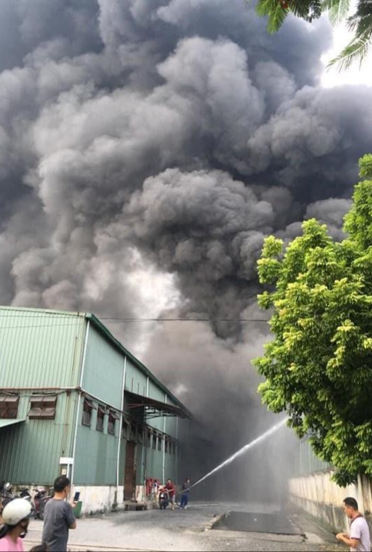 Hà Nội: Cháy dữ dội tại Khu Công nghiệp Sài Đồng - Ảnh 3