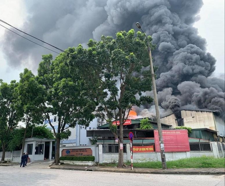 Hà Nội: Cháy dữ dội tại Khu Công nghiệp Sài Đồng - Ảnh 2