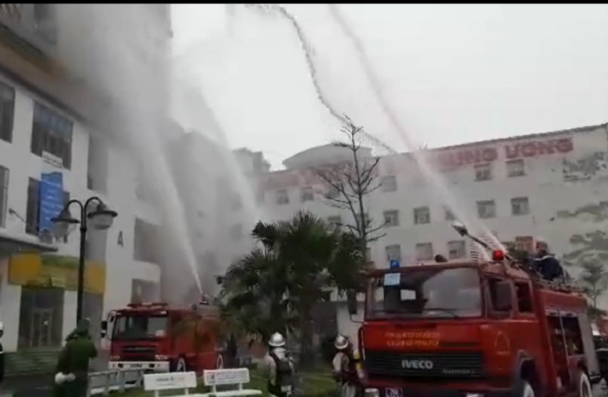 Hà Nội: "Cháy" hầm để xe chung cư Tứ Hiệp Plaza, cảnh sát cứu nhiều người mắc kẹt - Ảnh 5