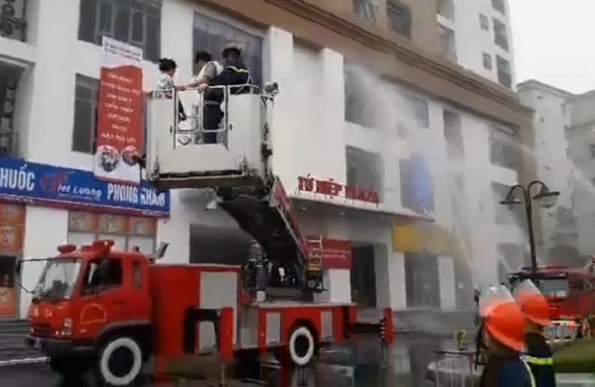 Hà Nội: "Cháy" hầm để xe chung cư Tứ Hiệp Plaza, cảnh sát cứu nhiều người mắc kẹt - Ảnh 4