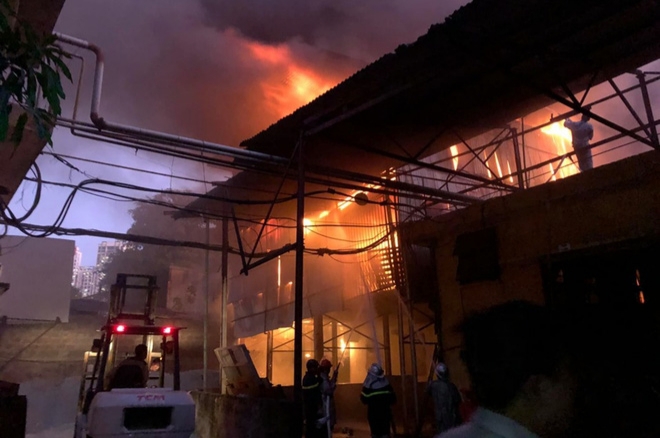 Hà Nội: Cháy dữ dội tại nhà máy phích nước Rạng Đông - Ảnh 3