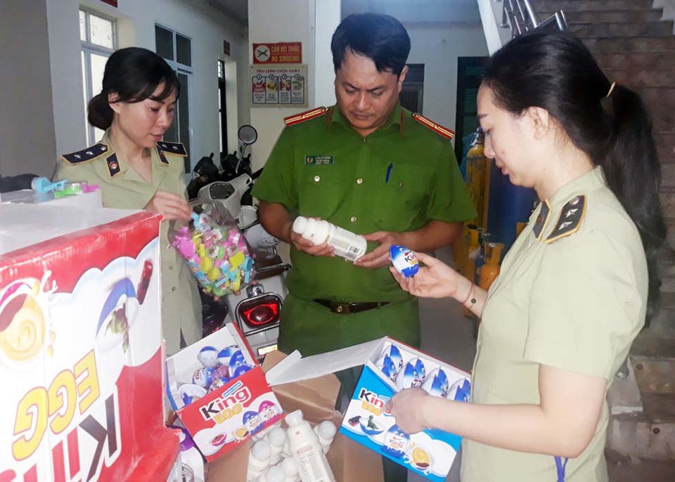 Quản lý thị trường Hà Nội bắt giữ một lượng lớn bánh kẹo nhập lậu - Ảnh 1