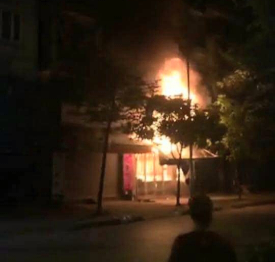 Hà Nội: Nhà liền kề 4 tầng ở Hà Đông bốc cháy dữ dội trong đêm khuya - Ảnh 1
