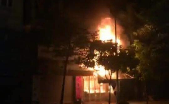 Hà Nội: Nhà liền kề 4 tầng ở Hà Đông bốc cháy dữ dội trong đêm khuya - Ảnh 3