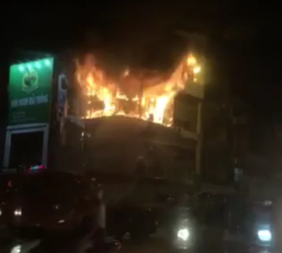 Cửa hàng máy tính, điện thoại cháy dữ dội trên phố Thái Hà - Ảnh 2