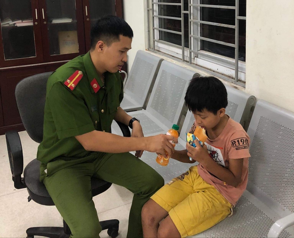 Hà Nội: Trung úy công an giúp bé trai đi lạc hơn 10km đoàn tụ gia đình - Ảnh 1