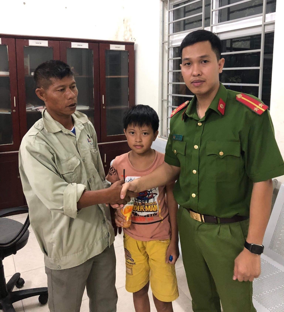 Hà Nội: Trung úy công an giúp bé trai đi lạc hơn 10km đoàn tụ gia đình - Ảnh 2