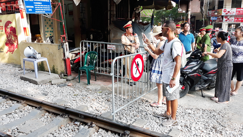 Hà Nội: Giải tán cà phê đường sắt nơi làm, nơi thờ ơ - Ảnh 3