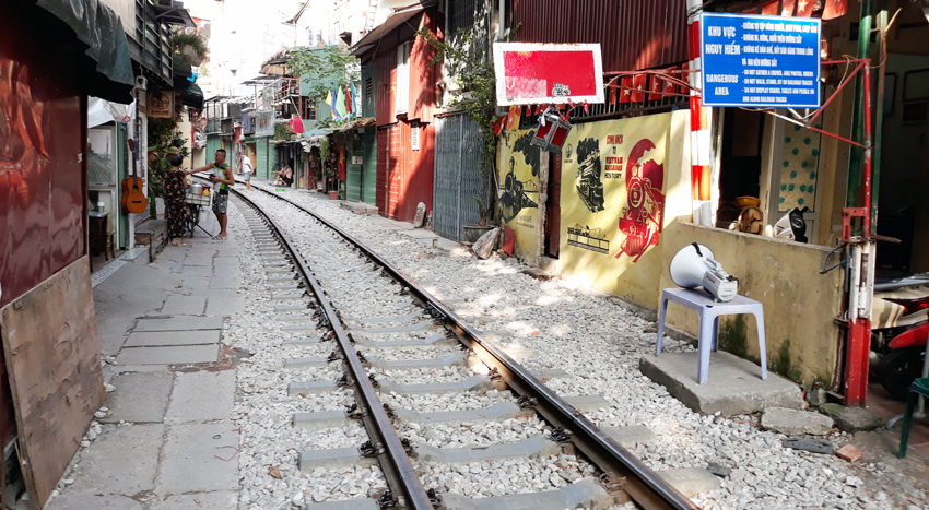 Hà Nội: Giải tán cà phê đường sắt nơi làm, nơi thờ ơ - Ảnh 1