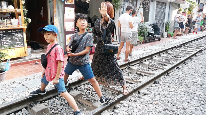 Hà Nội: Giải tán cà phê đường sắt nơi làm, nơi thờ ơ - Ảnh 2