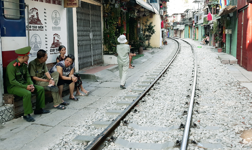 Hà Nội: Giải tán cà phê đường sắt nơi làm, nơi thờ ơ - Ảnh 4