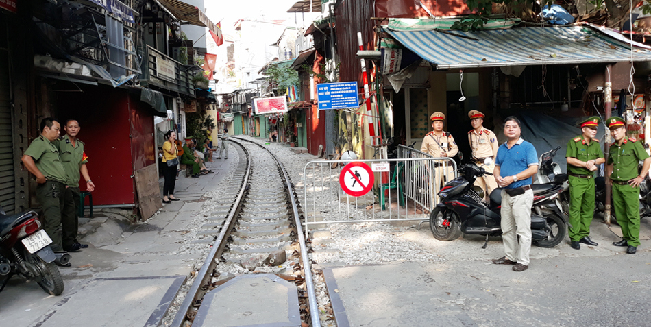 Hà Nội: Giải tán cà phê đường sắt nơi làm, nơi thờ ơ - Ảnh 5