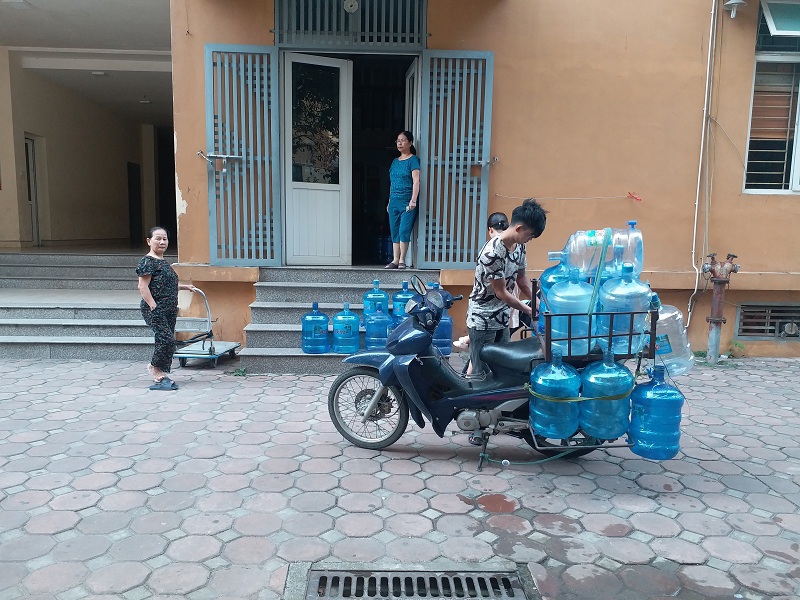 Người dân khu chung 54 Hạ Đình phải mua nước phục vụ sinh hoạt hàng ngày - Ảnh 1