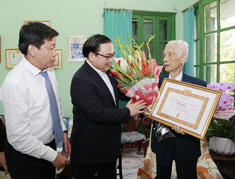 Bí thư Thành ủy Hoàng Trung Hải trao Huy hiệu Đảng cho đảng viên lão thành quận Hoàn Kiếm - Ảnh 1