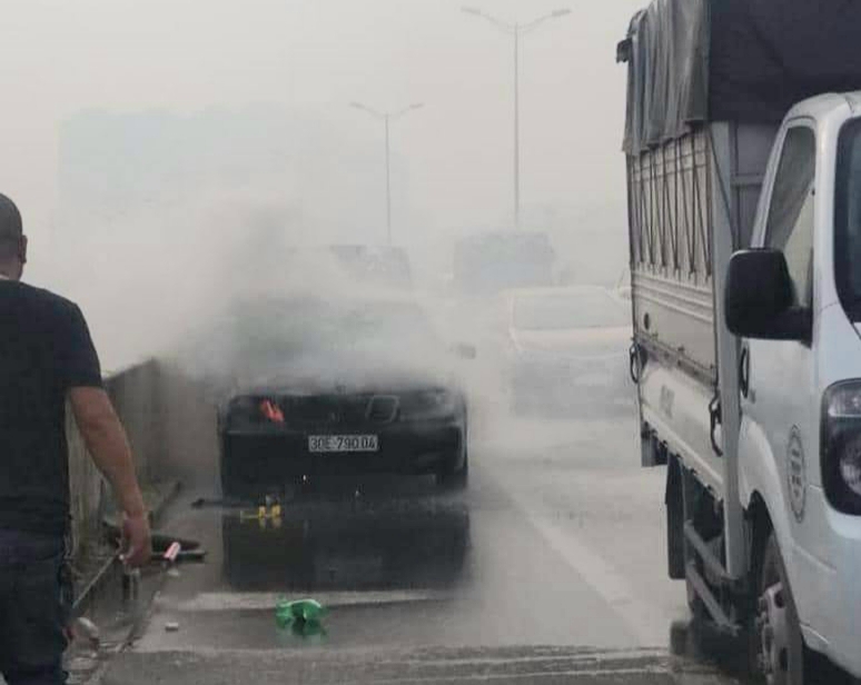 Hà Nội: Đang lưu thông, ô tô Mercedes bốc cháy dữ dội trên đường Vành đai 3 - Ảnh 1