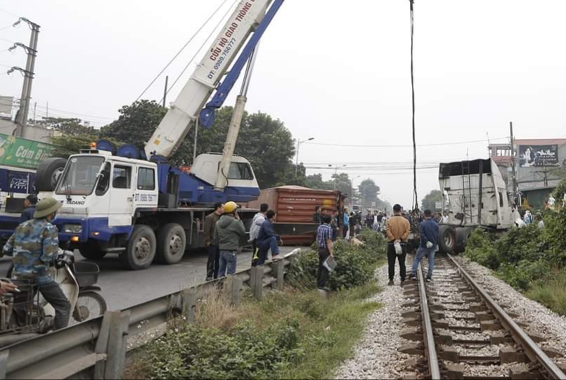 Hà Nội: Kinh hãi xe container bị tàu hỏa đâm đứt đôi ở Thường Tín - Ảnh 1