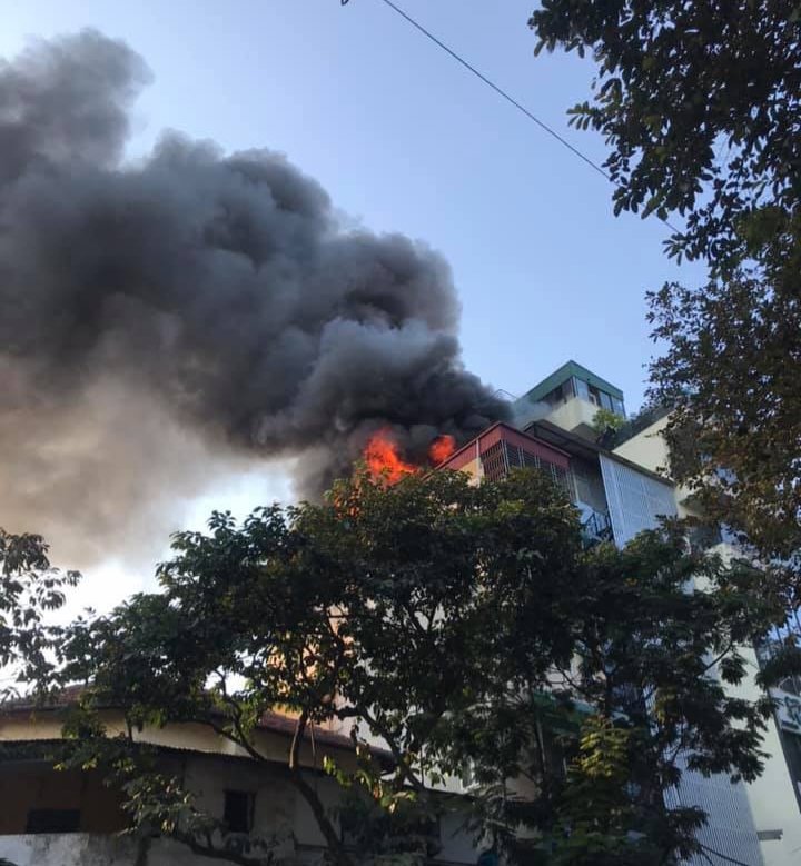 Hà Nội: Cháy lớn ở quán karaoke Nhất Thống trên phố Thi Sách - Ảnh 3