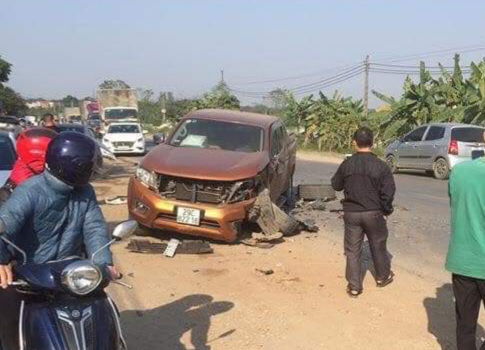 Hà Nội: Ô tô Range Rover nát đầu sau tai nạn liên hoàn, 2 người bị thương - Ảnh 1