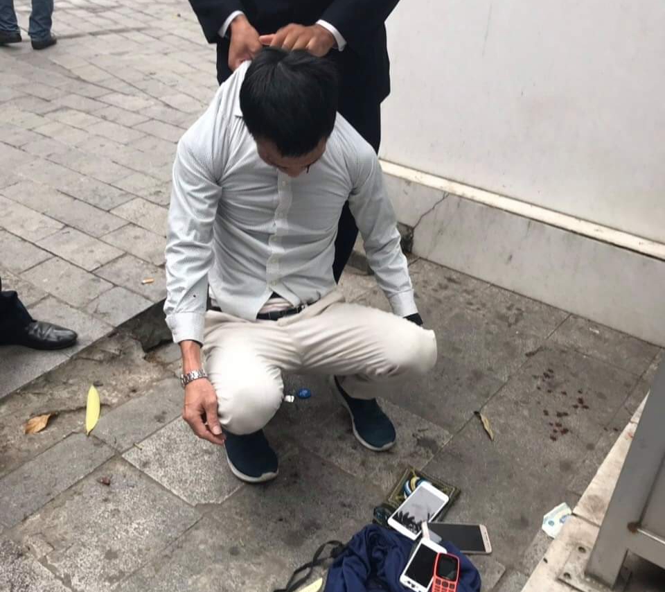 Hà Nội: Cảnh sát vây bắt nhanh tên trộm trên phố đi bộ ở quận Hoàn Kiếm - Ảnh 1