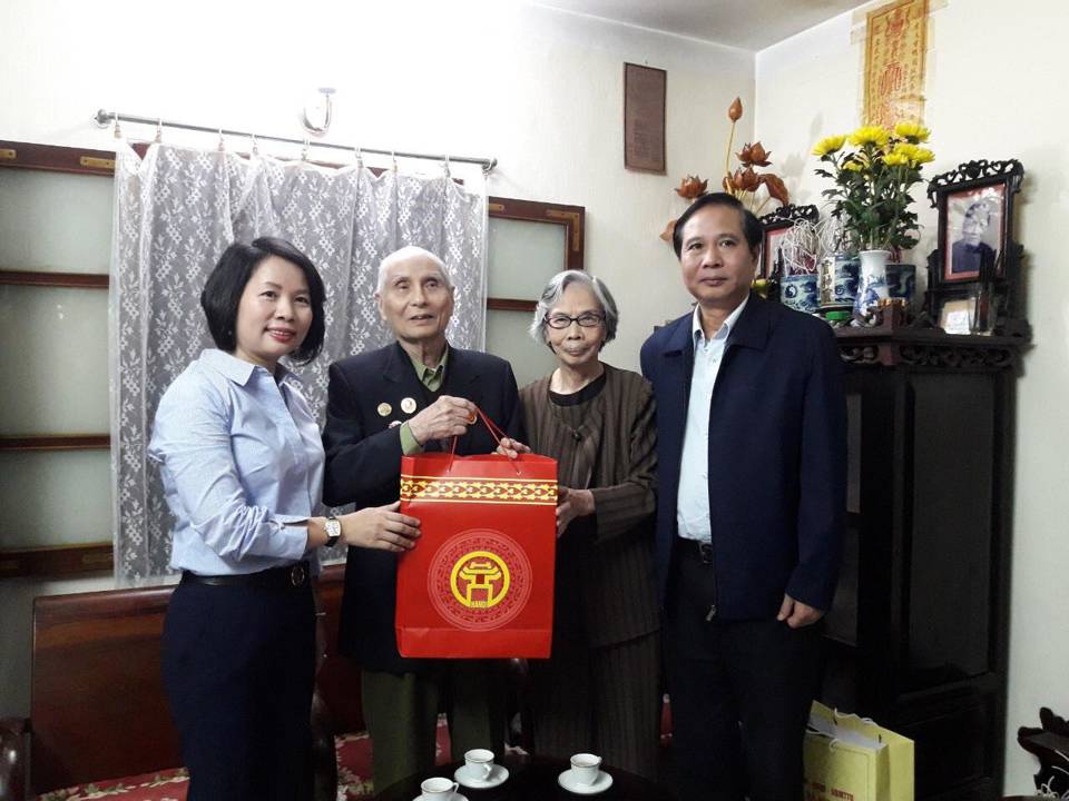 Lãnh đạo Thành phố thăm tặng quà các gia đình chính sách quận Ba Đình - Ảnh 3