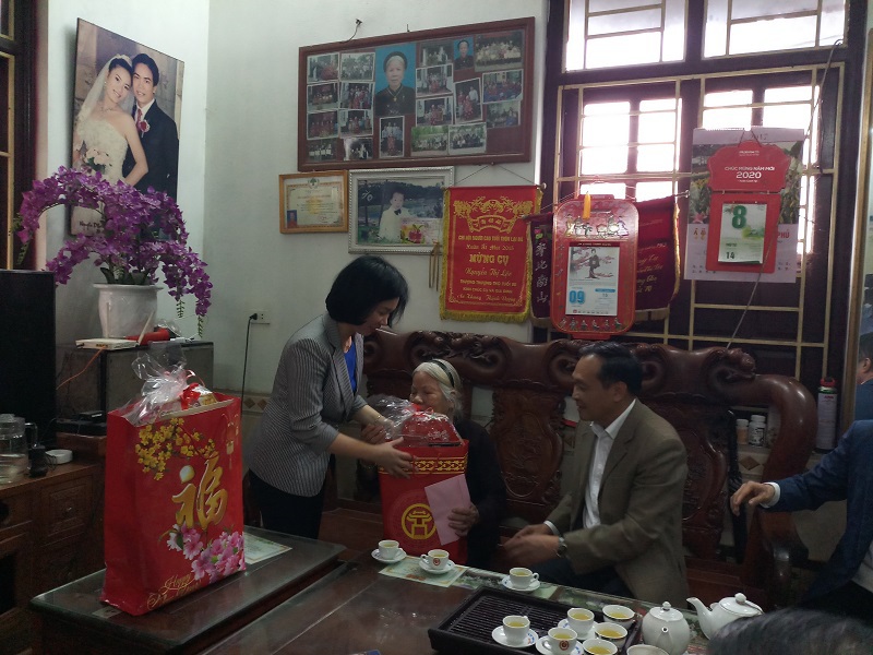 Lãnh đạo Thành phố Hà Nội thăm, tặng quà gia đình chính sách huyện Đông Anh - Ảnh 1