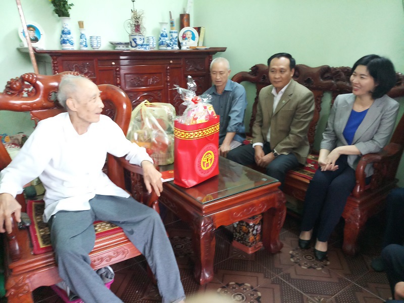 Lãnh đạo Thành phố Hà Nội thăm, tặng quà gia đình chính sách huyện Đông Anh - Ảnh 2