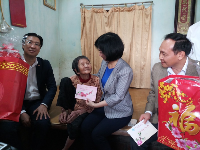 Lãnh đạo Thành phố Hà Nội thăm, tặng quà gia đình chính sách huyện Đông Anh - Ảnh 3