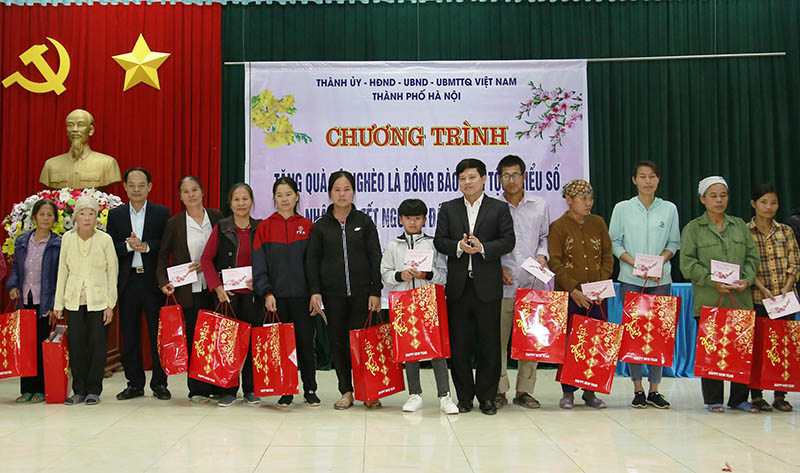 Bí thư Thành ủy Hoàng Trung Hải tặng quà Tết 183 hộ nghèo tại huyện Ba Vì - Ảnh 3