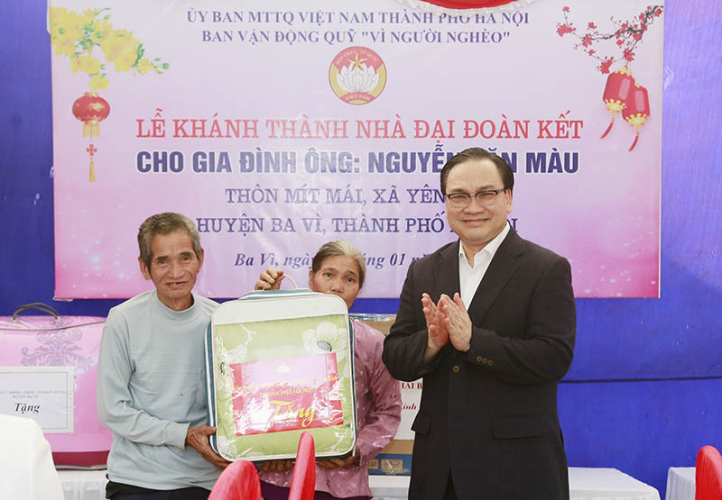 Bí thư Thành ủy Hoàng Trung Hải tặng quà Tết 183 hộ nghèo tại huyện Ba Vì - Ảnh 2