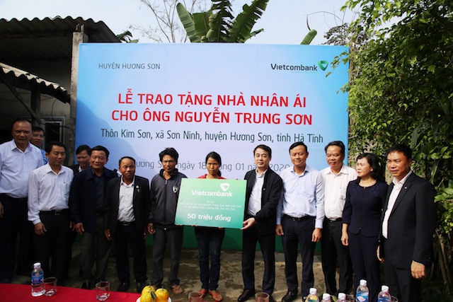 Vietcombank tặng 100 nhà nhân ái (trị giá 5 tỷ đồng) và 1.000 suất quà cho hộ nghèo huyện Hương Sơn - Ảnh 1