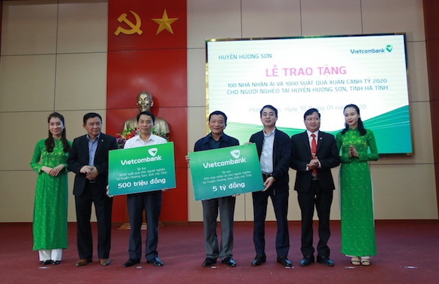 Vietcombank tặng 100 nhà nhân ái (trị giá 5 tỷ đồng) và 1.000 suất quà cho hộ nghèo huyện Hương Sơn - Ảnh 2