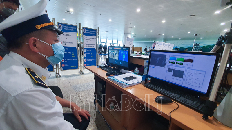[Ảnh] Cận cảnh quy trình khai báo y tế khi nhập cảnh tại sân bay Nội Bài - Ảnh 7