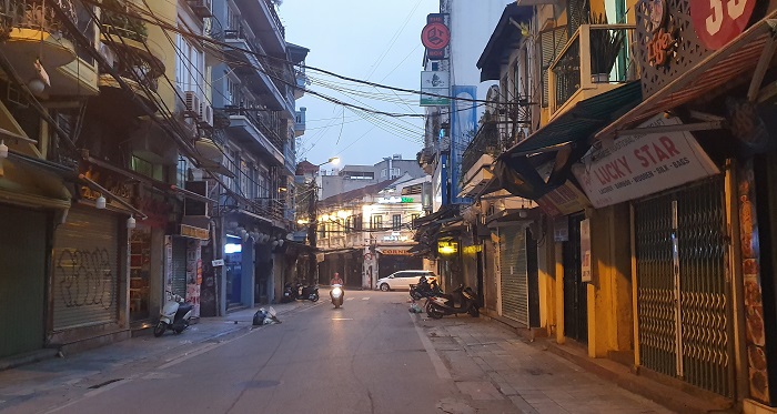 Quận Hoàn Kiếm: Phố cổ vắng lặng, hàng quán đóng cửa ngày cách ly xã hội - Ảnh 3