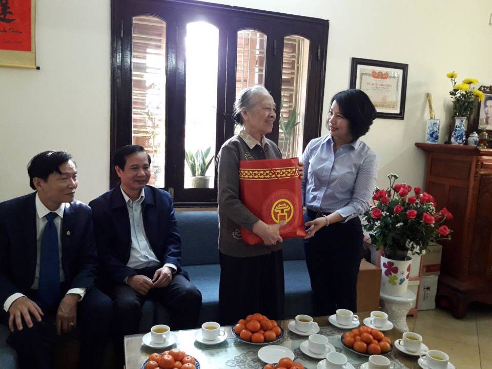 Lãnh đạo Thành phố thăm tặng quà các gia đình chính sách quận Ba Đình - Ảnh 2