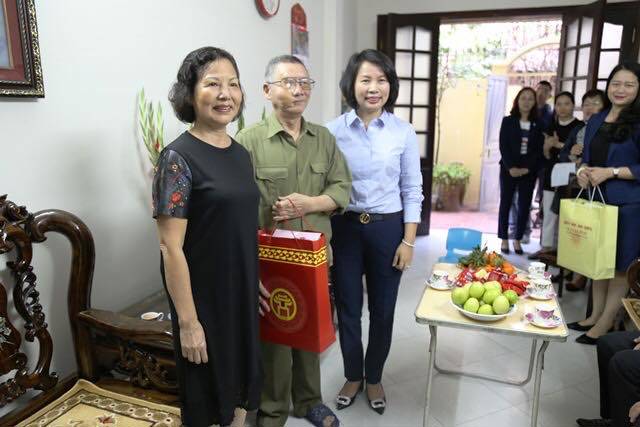 Lãnh đạo Thành phố thăm tặng quà các gia đình chính sách quận Ba Đình - Ảnh 1