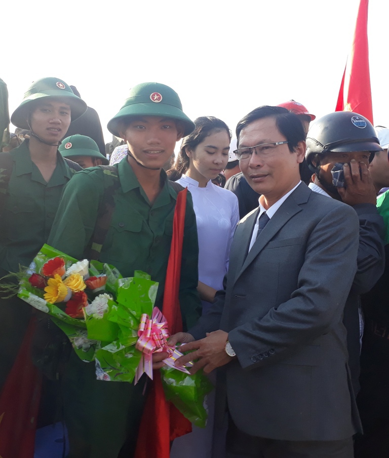 Hơn 5.000 thanh niên Quảng Nam, Quảng Ngãi phấn khởi lên đường nhập ngũ - Ảnh 2