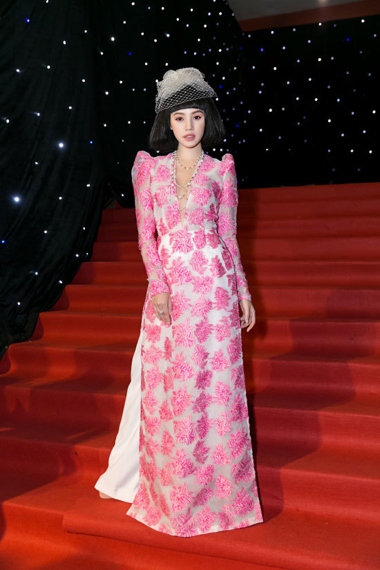 Jolie Nguyễn diện áo dài phong cách Coco Chanel - Ảnh 2