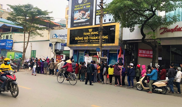 Hà Nội: Người dân xếp hàng mua khẩu trang như thời bao cấp - Ảnh 1