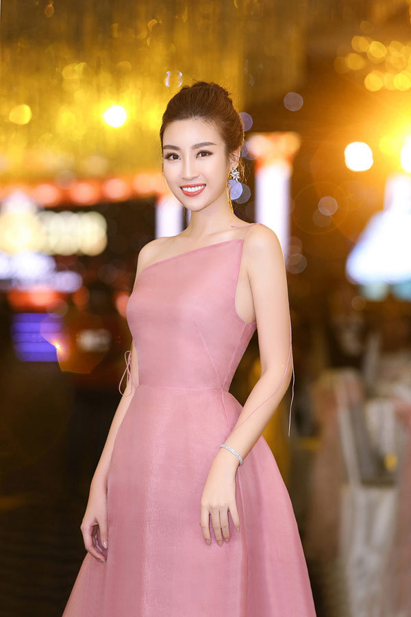 Hoa hậu Phạm Hương, Mỹ Linh “đụng hàng” - Ảnh 5