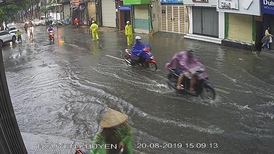 Mưa xối xả gây ngập một số tuyến phố trong nội thành Hà Nội - Ảnh 4