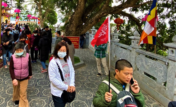 Hà Nội: Lo ngại dịch bệnh Corona virus, người dân đeo khẩu trang du Xuân - Ảnh 3